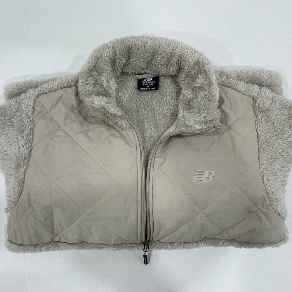 New Balance Women's Fuzzy Light Gray/Cream Jacket Size Medium PRE-OWNED Clean